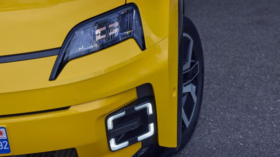 Renault electric vehicle charging via EDF wallbox with V2G capability